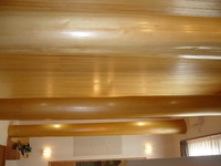 ＬＤＫに☆木曽桧しぼり丸太梁を化粧材として３本組入れてみました。天井高３ｍ以上の天井材には桧の無垢板を用いました。
