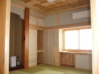 天井材は秋田杉の手作り格天井を使い天井高2,7ｍとしました☆床柱は日光杉□270を使い気品のある和室に仕上げました。