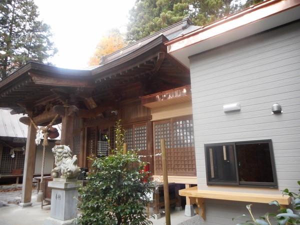 約１０年前に建造した鹽澤神社を拡張し祭具室及びユーティリティの部屋として増設しました。