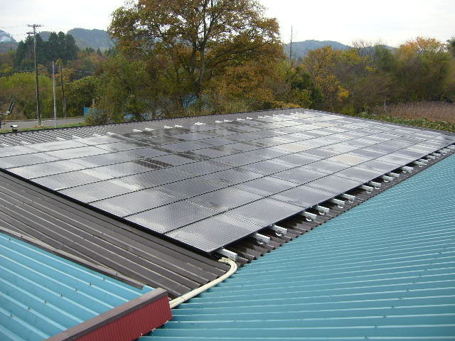 物置倉庫（折板屋根：庇部分）に太陽光発電設置（ソーラーパネル）