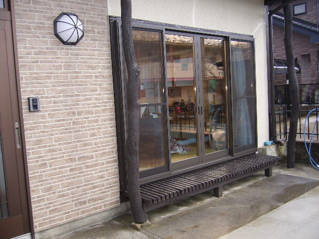 福島県：サッシを入れ替えて落ち着きのある外観に　箇所に合わせて適切なサッシを