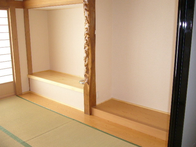 伊達市：傷ついた和室の床の間を修繕☆　柱の色に合わせて統一感のある一室に